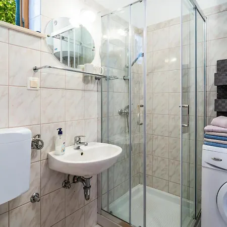 Awesome Apartment In Sutivan With Wifi